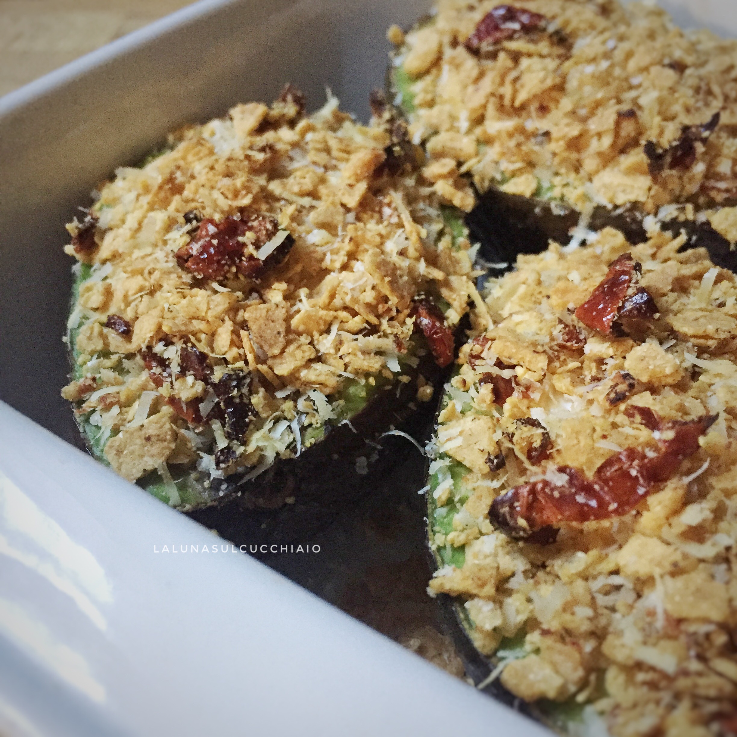 Avocado al forno con yogurt e tortilla chips di mais