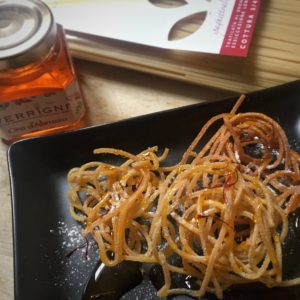 Frittelle di spaghetti con miele allo zafferano