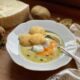 Uovo in camicia con crema di patate e cialde di Pecorino Romano DOP