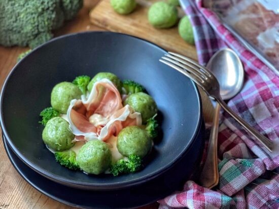 Gnocchi di broccoli con prosciutto e fonduta