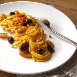 Pasta con salsa di pomodorini gialli confit olive e timo