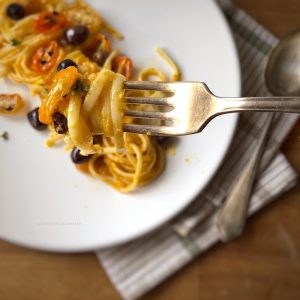 Pasta con salsa di pomodorini gialli confit olive e timo