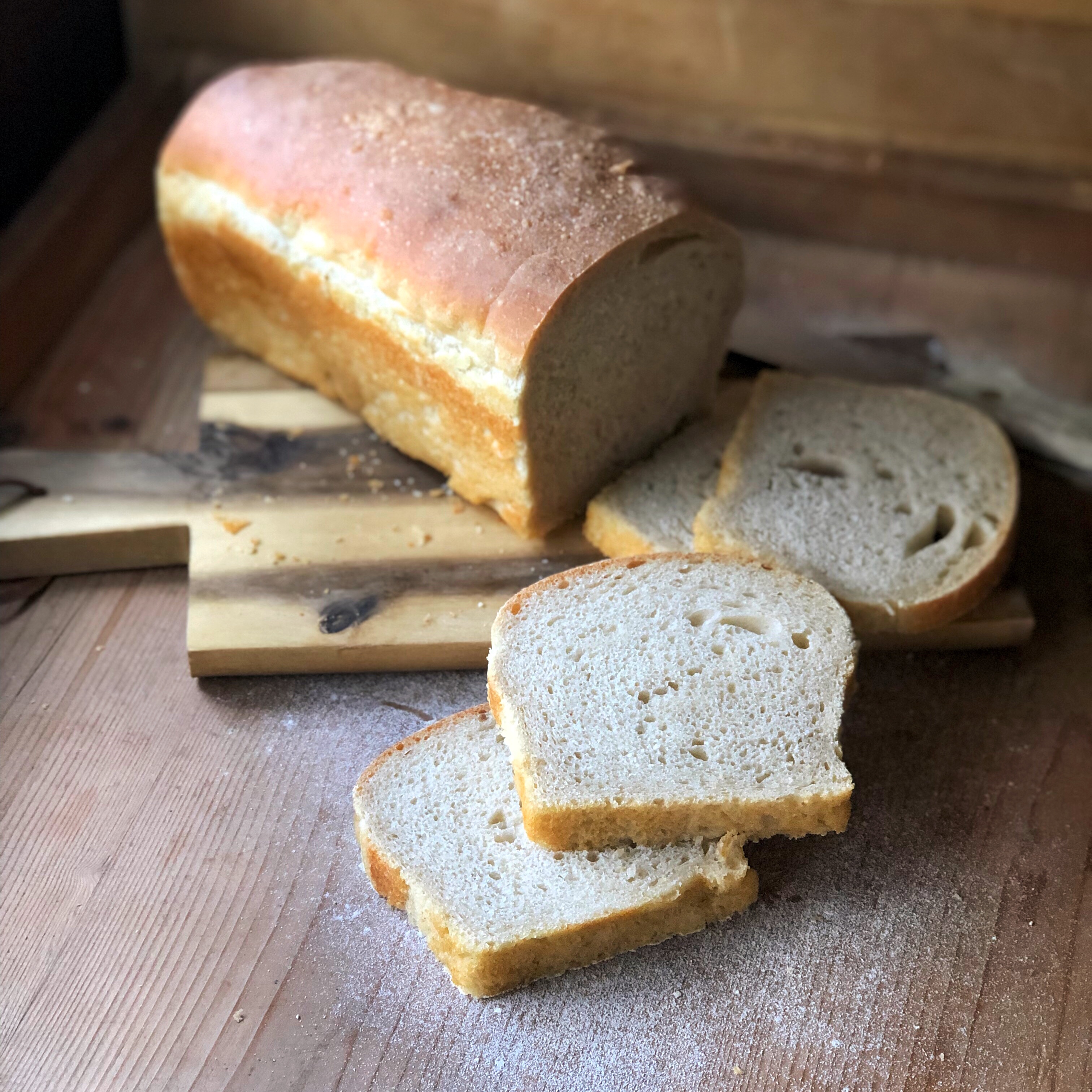 Pane in cassetta con pasta madre ideale per toast