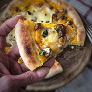 Pizza alla zucca e funghi con formaggio di capra