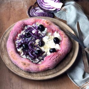 Pizza rosa al gorgonzola e cavolo viola