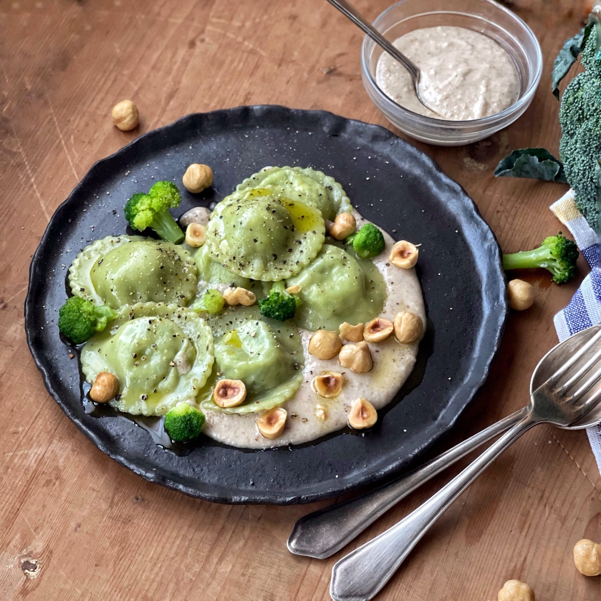 Ravioli di broccoli e Feta con pesto di nocciole
